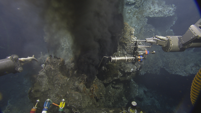 A gas tight sampler is a tightly sealed sampling device that prevents the loss of dissolved gasses from the hydrothermal vent fluid. 